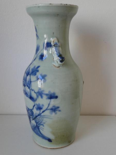 Vaso cinese blu e bianco con decorazione di foglie antiche