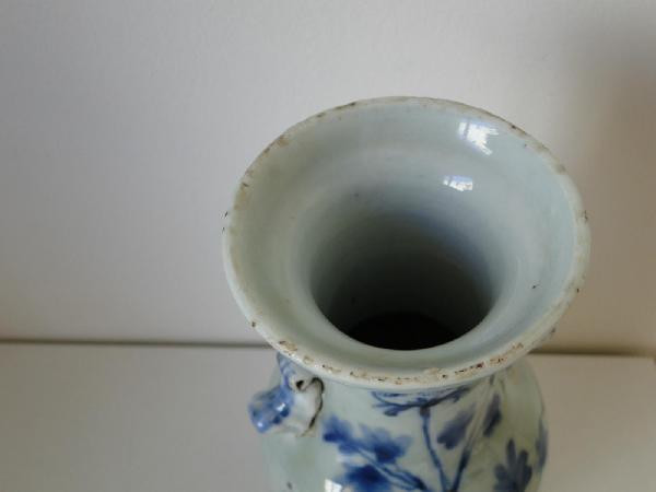 Vaso cinese blu e bianco con decorazione di foglie antiche
