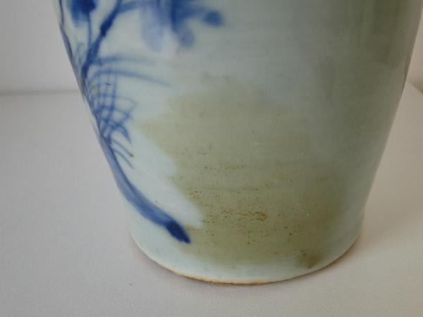Vaso cinese blu e bianco con decorazione di foglie antiche