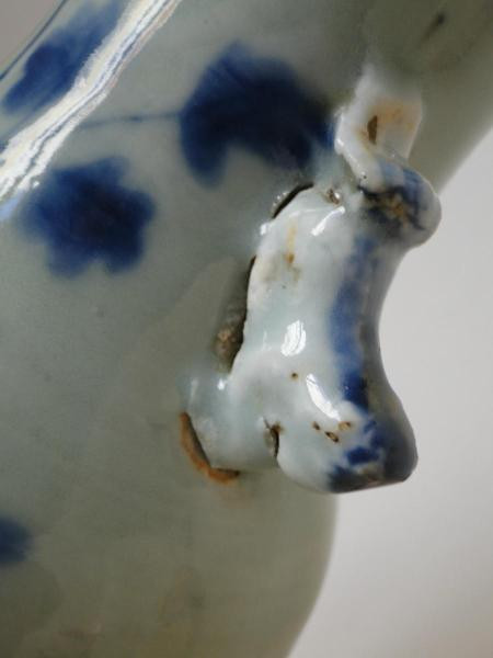 Vaso cinese blu e bianco con decorazione di foglie antiche