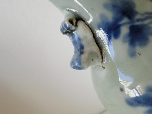 Vaso cinese blu e bianco con decorazione di foglie antiche