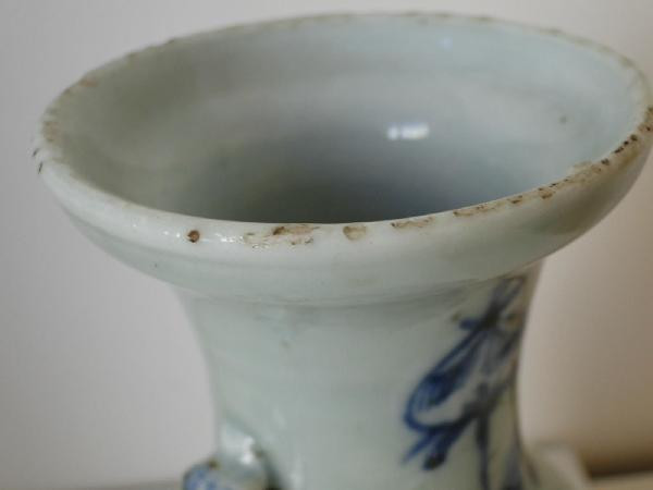 Vaso cinese blu e bianco con decorazione di foglie antiche