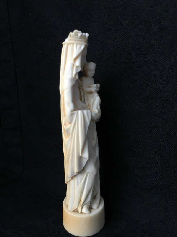 Madonna col Bambino del XIX secolo scolpita a mano