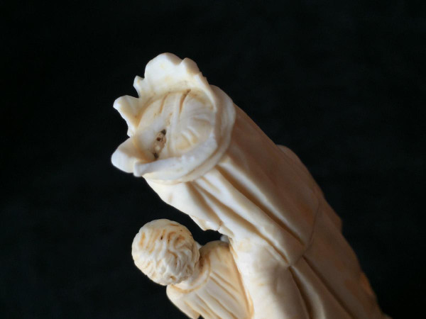 Madonna col Bambino del XIX secolo scolpita a mano