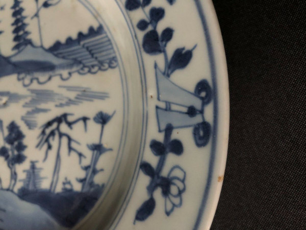 Chinesischer Porzellanteller aus dem 18. Jahrhundert mit Blumen- und Pagodendekoration