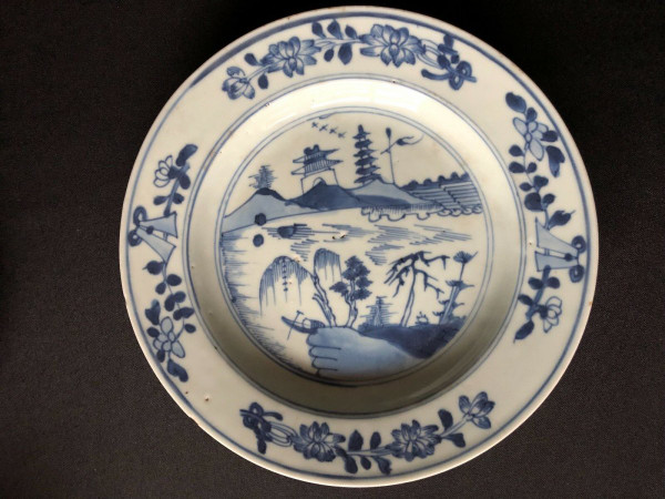 Chinesischer Porzellanteller aus dem 18. Jahrhundert mit Blumen- und Pagodendekoration