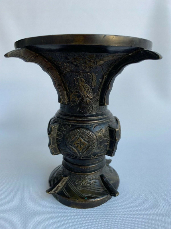 Japanese bronze vase with gilding, chiseled decoration of animals and fins, 19th century