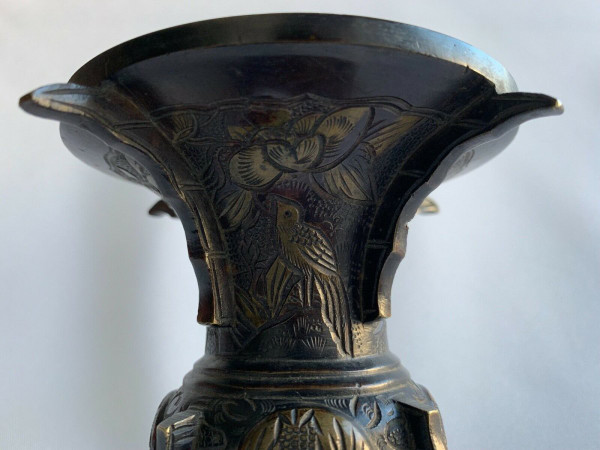Japanese bronze vase with gilding, chiseled decoration of animals and fins, 19th century