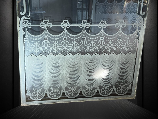 GRANDE PAIRE DE VITRES ANCIENNES DE BISTROT EN VERRE DÉPOLI ET GRAVÉ A L'ACIDE