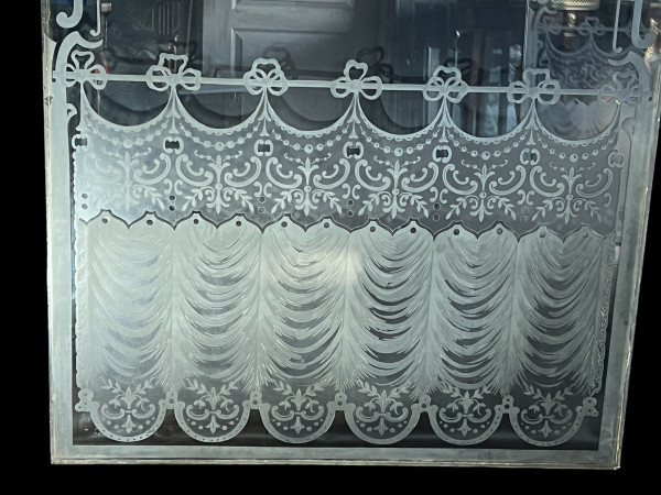 GRANDE PAIRE DE VITRES ANCIENNES DE BISTROT EN VERRE DÉPOLI ET GRAVÉ A L'ACIDE