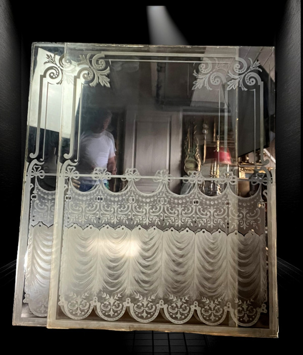 GRANDE PAIRE DE VITRES ANCIENNES DE BISTROT EN VERRE DÉPOLI ET GRAVÉ A L'ACIDE
