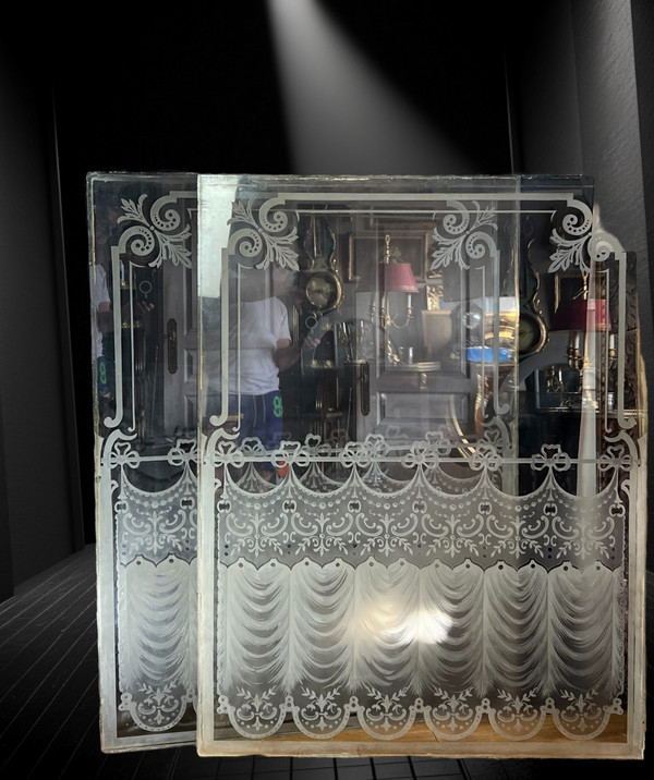 GRANDE PAIRE DE VITRES ANCIENNES DE BISTROT EN VERRE DÉPOLI ET GRAVÉ A L'ACIDE