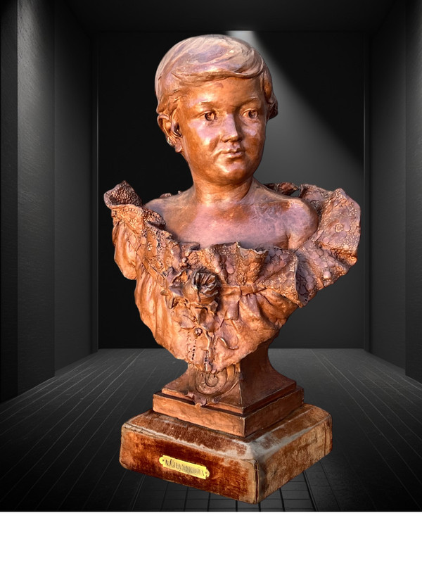 BUSTO DI GIOVANE DONNA IN TERRACOTTA SU BASE IN LEGNO FIRMATO “A.
