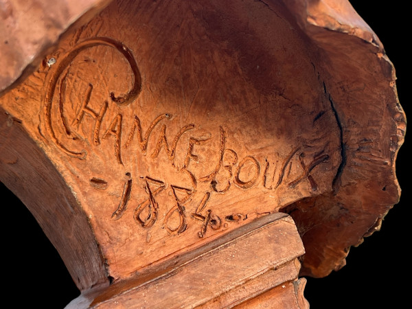 BUSTO DI GIOVANE DONNA IN TERRACOTTA SU BASE IN LEGNO FIRMATO “A.
