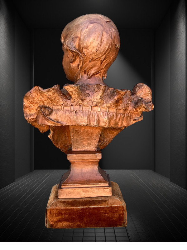 BUSTO DI GIOVANE DONNA IN TERRACOTTA SU BASE IN LEGNO FIRMATO “A.