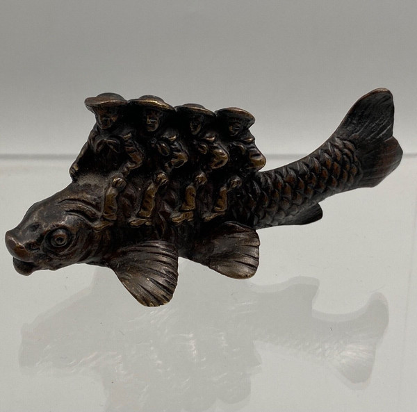 Okimono in bronzo soggetto marinai del XIX secolo a cavallo di un pesce