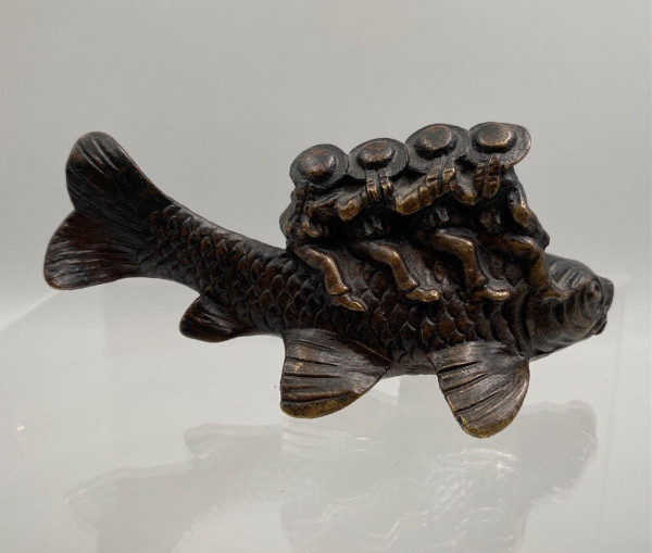 Okimono in bronzo soggetto marinai del XIX secolo a cavallo di un pesce