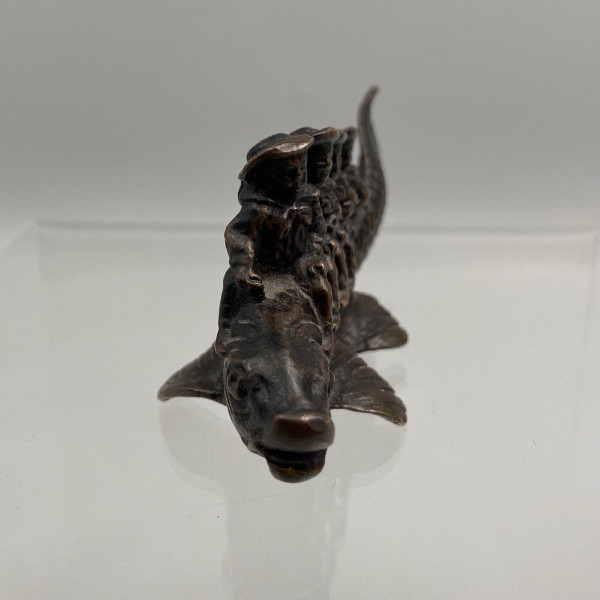 Okimono in bronzo soggetto marinai del XIX secolo a cavallo di un pesce
