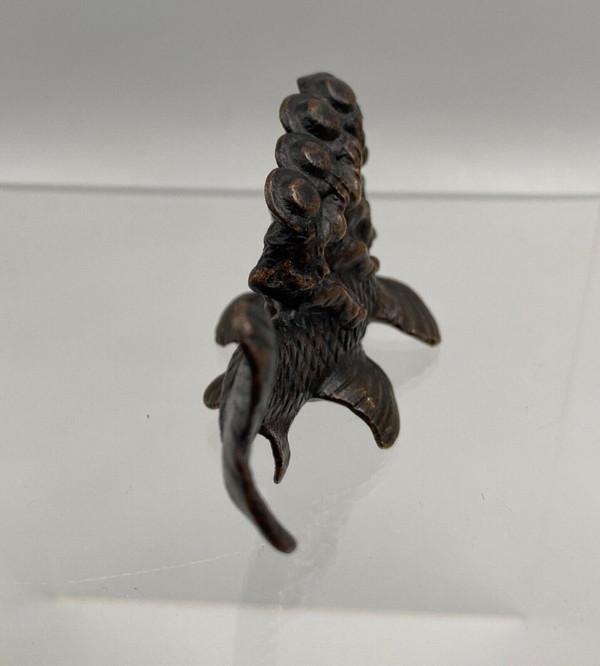 Okimono in bronzo soggetto marinai del XIX secolo a cavallo di un pesce