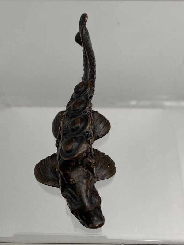 Okimono in bronzo soggetto marinai del XIX secolo a cavallo di un pesce