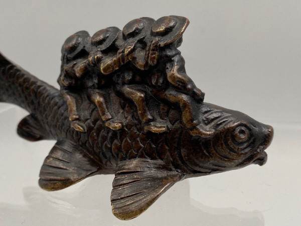 Okimono in bronzo soggetto marinai del XIX secolo a cavallo di un pesce