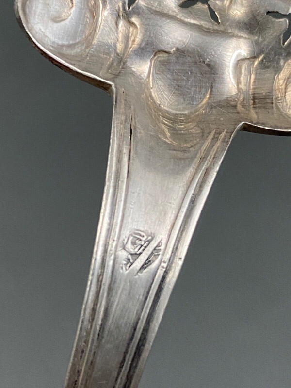 Cuillère à saupoudrer en argent XIXe poinçon Minerve orfèvre LL