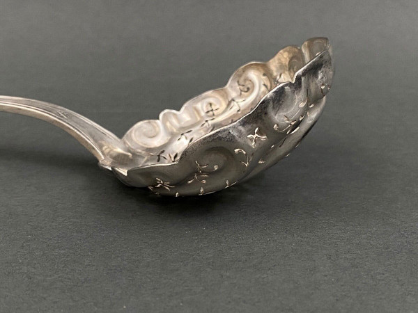 Cuillère à saupoudrer en argent XIXe poinçon Minerve orfèvre LL