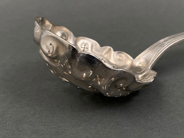 Cuillère à saupoudrer en argent XIXe poinçon Minerve orfèvre LL