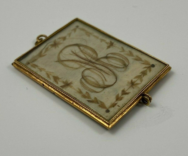 Pendentif en or XIXe travail de cheveux poinçon
