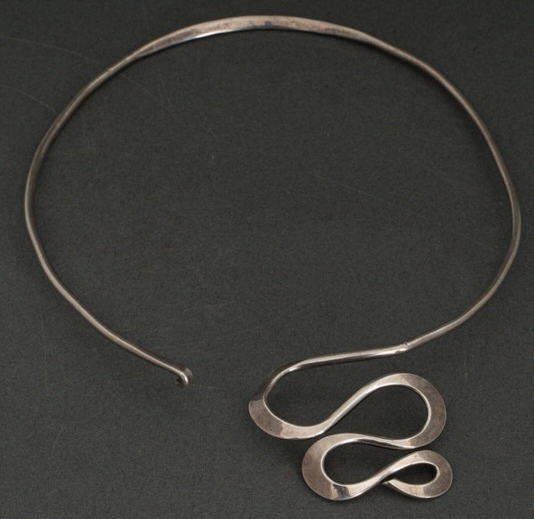 Rigid modernist necklace 1960-1970 in crab hallmarked silver