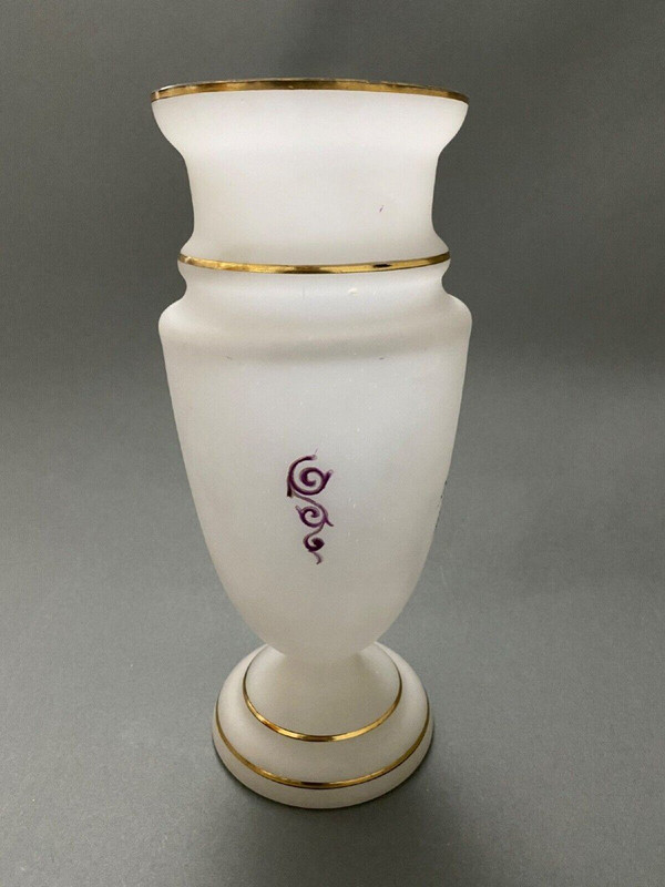 Vase en opaline fin XIXe décor émaillé Louis XVI