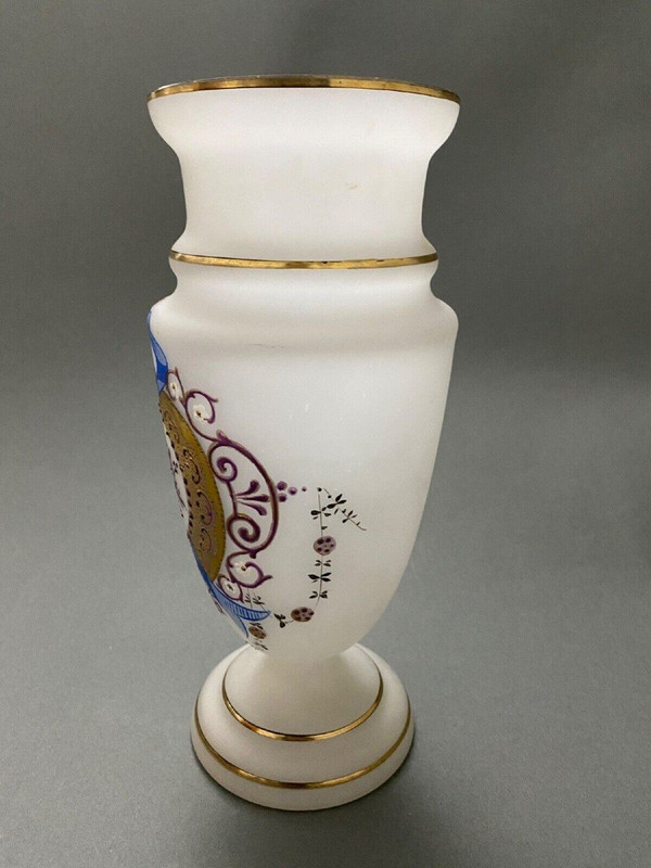 Vase en opaline fin XIXe décor émaillé Louis XVI