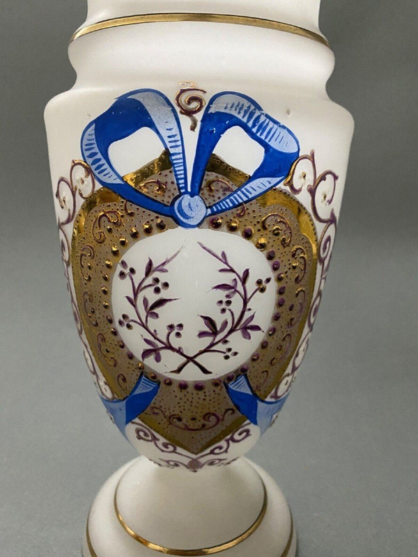 Vase en opaline fin XIXe décor émaillé Louis XVI