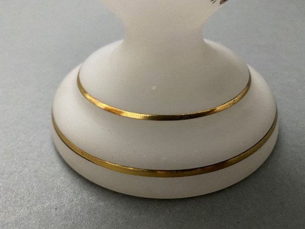 Vase en opaline fin XIXe décor émaillé Louis XVI