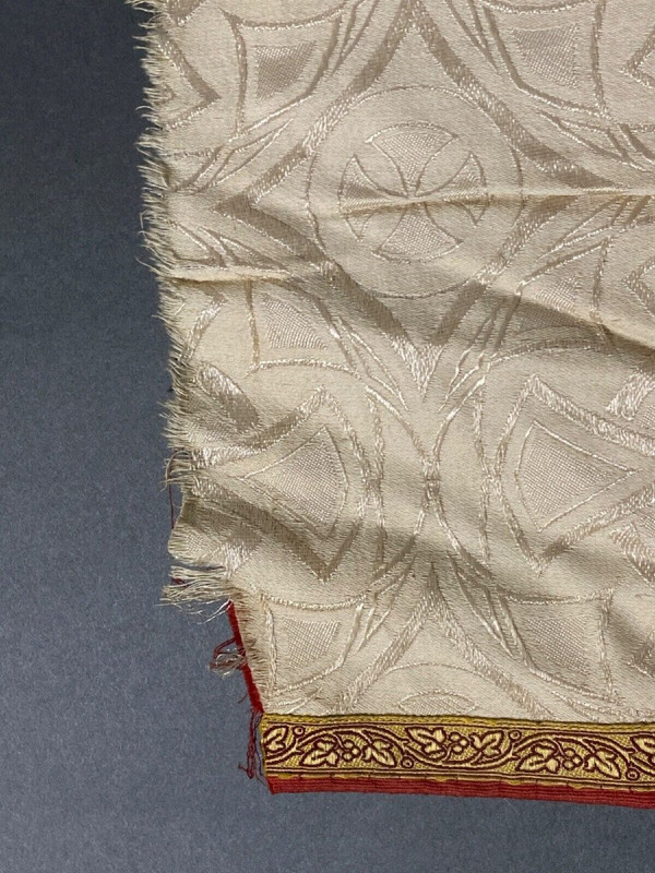 Tissu liturgique ancien broderie au fil d'or