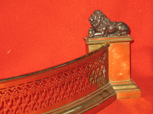 Devant de cheminée barre de foyer en arc de cercle en bronze avec paire de lions époque 19ème
