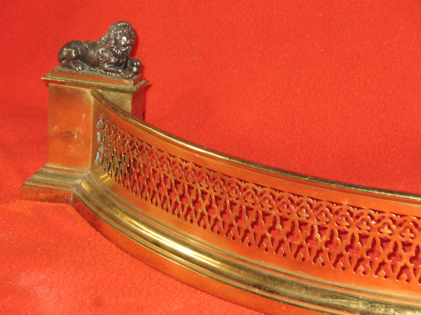 Devant de cheminée barre de foyer en arc de cercle en bronze avec paire de lions époque 19ème