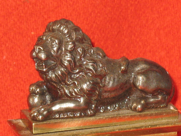 Devant de cheminée barre de foyer en arc de cercle en bronze avec paire de lions époque 19ème