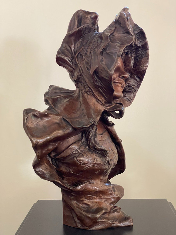 Elegante Scultura in Bronzo con Cappello del XIX Secolo