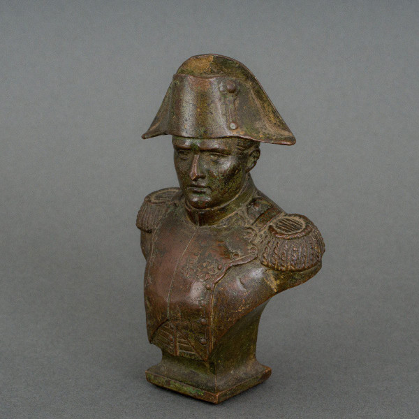 Busto di Napoleone in bronzo del XIX secolo con soggetto in patina marrone sfumata e finemente cesellato