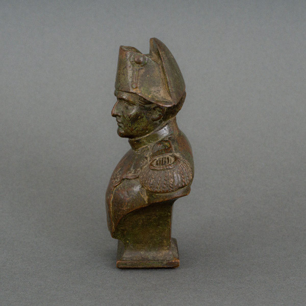 Busto di Napoleone in bronzo del XIX secolo con soggetto in patina marrone sfumata e finemente cesellato