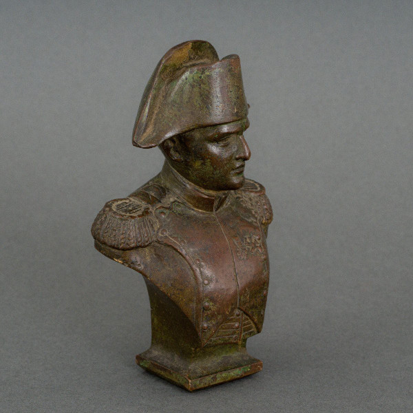Busto di Napoleone in bronzo del XIX secolo con soggetto in patina marrone sfumata e finemente cesellato