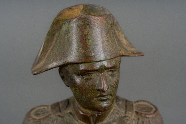 Busto di Napoleone in bronzo del XIX secolo con soggetto in patina marrone sfumata e finemente cesellato