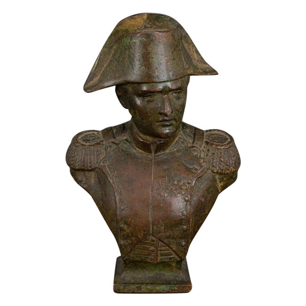 Busto di Napoleone in bronzo del XIX secolo con soggetto in patina marrone sfumata e finemente cesellato