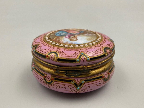 Pilulier en émail du XIXe décor romantique avec cartouche femme en costume