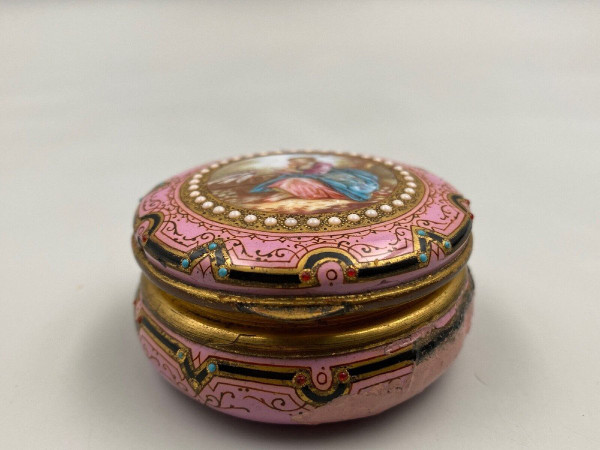 Pilulier en émail du XIXe décor romantique avec cartouche femme en costume