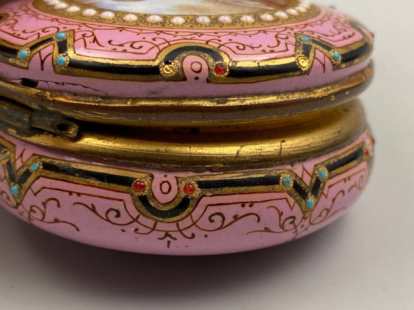 Pilulier en émail du XIXe décor romantique avec cartouche femme en costume