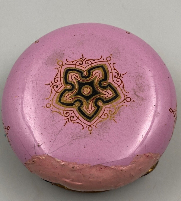Pilulier en émail du XIXe décor romantique avec cartouche femme en costume