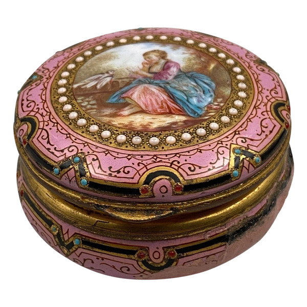 Pilulier en émail du XIXe décor romantique avec cartouche femme en costume