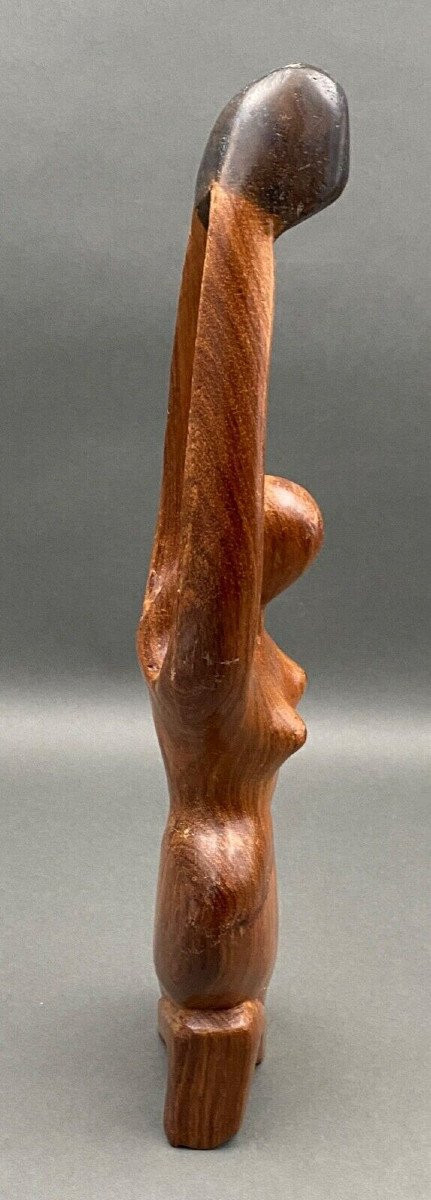 Statua brutalista del 1970 di una donna nuda scolpita in legno massiccio